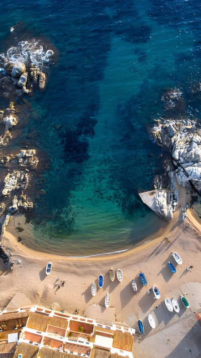 Vista aérea de Port Bo de Calella en la costa de Palafrugell, Gerona, Cataluña, España (© AlexKazachok2/iStock/Getty Images Plus) mobile wallpaper