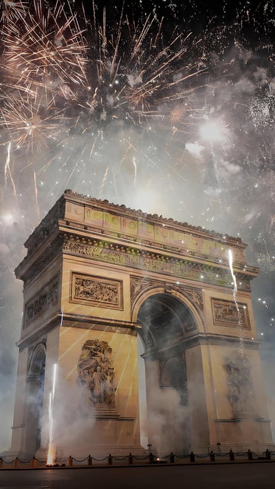 Arc de Triomphe sous les feux d’artifice, Paris (© Kiran Ridley/Getty Images) mobile wallpaper