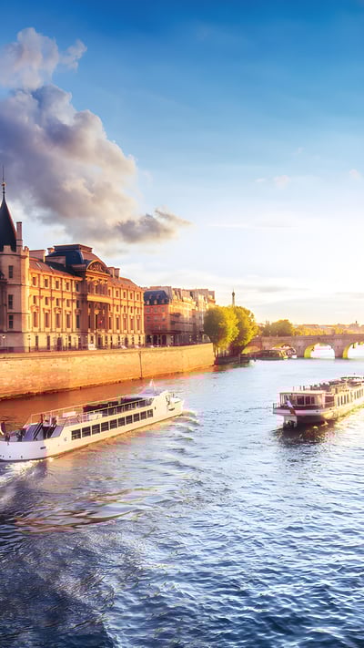 Coucher de soleil sur la Seine avec la Conciergerie, Paris (© Britus/iStock/Getty Images Plus) mobile wallpaper