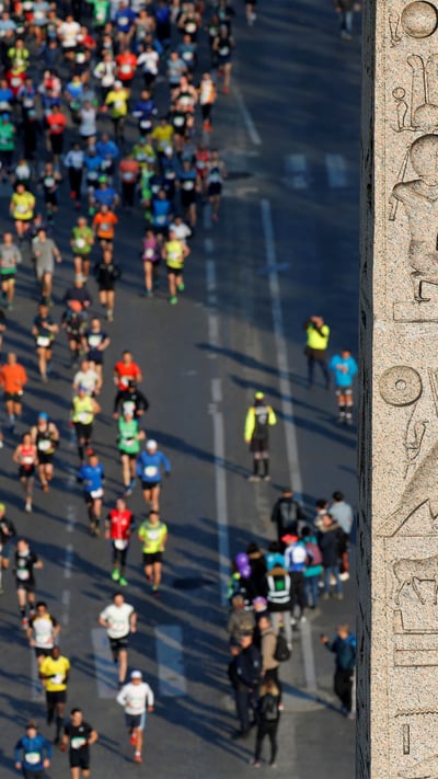 Coureurs lors du Marathon de Paris, Obélisque de la place de la Concorde, Paris (© REUTERS/Regis Duvignau) mobile wallpaper
