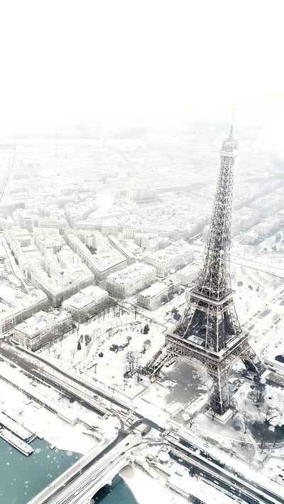 La tour Eiffel sous la neige, Paris (© Orbon Alija/Getty Images) mobile wallpaper