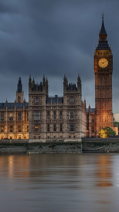 Houses of Parliament on a cloudy evening in London (© chbaum/Shutterstock) mobile wallpaper