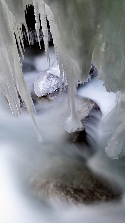 Eiszapfen in der Partnachklamm, Garmisch-Partenkirchen, Bayern, Deutschland (© Hans Lippert/Getty Images) mobile wallpaper