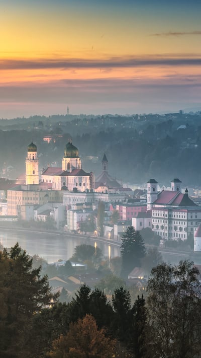 Abenddämmerung über der Altstadt von Passau, Bayern (© Sergey Alimov/Moment/Getty Images) mobile wallpaper