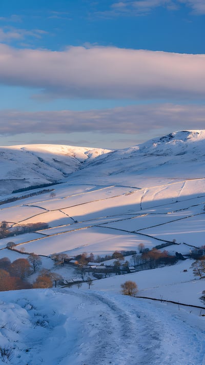 Kinder Scout at sunrise, Peak District National Park, England (© john finney photography/Getty Images) mobile wallpaper