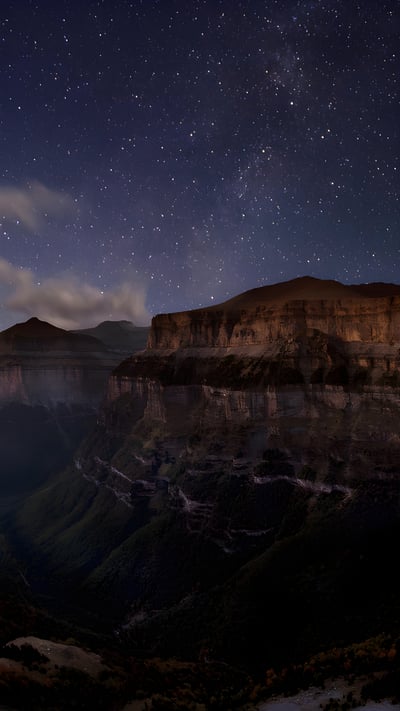 Noche estrellada en el Valle de Ordesa, Aragón, España (© Inigo Cia/Getty Images) mobile wallpaper