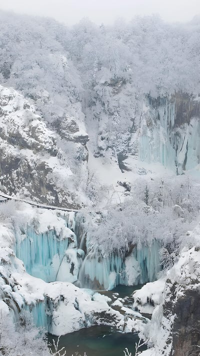Frozen waterfalls in Plitvice Lakes National Park, Croatia (© Massimo_S8/Getty Images) mobile wallpaper