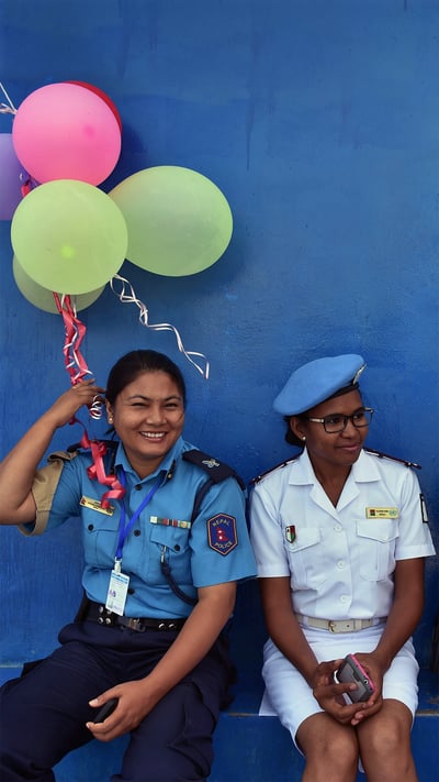 出席2016年国际妇女节庆祝仪式的联合国海地稳定特派团的女警察 (© Hector Retamal/AFP/Getty Images) mobile wallpaper