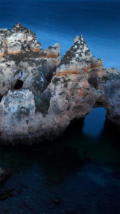 阿尔加维海岸附近的Ponta da Piedade岩层,葡萄牙 (© David Santiago Garcia/Offset) mobile wallpaper