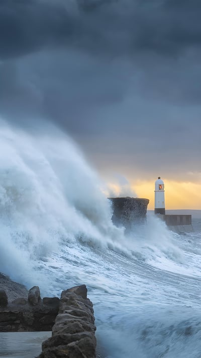 Porthcawl Lighthouse, Wales (© Leighton Collins/Alamy) mobile wallpaper
