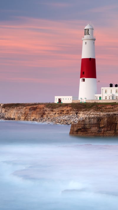 波特兰比尔灯塔处的晨光和海浪,英格兰多塞特郡 (© Lee Pengelly/Getty Images Plus) mobile wallpaper