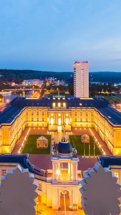 Blick von der Nikolaikirche auf das Stadtschloss mit dem Fortunaportal, Potsdam, Brandenburg (© Westend61/Cavan Images) mobile wallpaper