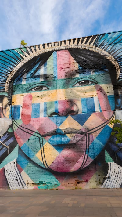 Mural de Eduardo Kobra ‘Povos Nativos dos 5 continentes’ (© Donatas Dabravolskas/Alamy) mobile wallpaper