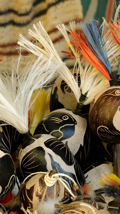 Figuras feitas pelos indígenas locais de Manaus, Brasil (© rchphoto/Getty Images) mobile wallpaper