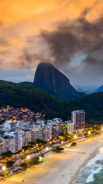 Praia de Copacabana, Rio de Janeiro, Brasil (© Anton Petrus/Getty Images) mobile wallpaper
