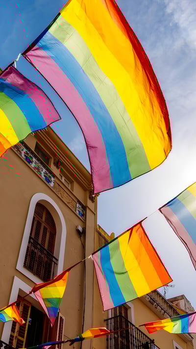 Calle con banderas del orgullo LGBTQI+, Sitges, Cataluña, España (© Alexander Spatari/Getty Images) mobile wallpaper