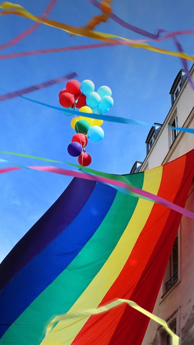 Drapeau arc-en-ciel dans une rue du Marais, Paris (© MisterStock/Shutterstock) mobile wallpaper