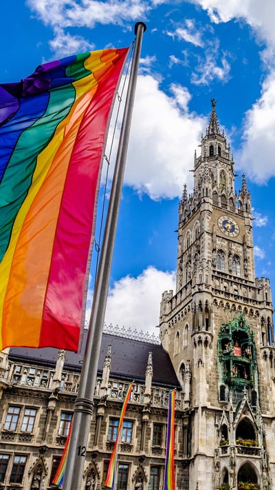 Regenbogenfahnen am Münchner Rathaus (© FooTToo/iStock/Getty Images Plus) mobile wallpaper