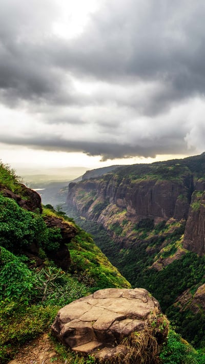 Dark clouds over the Western Ghats, Pune (© Shantanu Magdum/EyeEm/Getty Images) mobile wallpaper