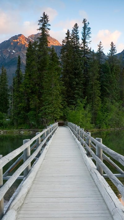 Pyramid Lake in Jasper National Park, Alta. (© Peter Adams Photography Ltd/Alamy Stock Photo) mobile wallpaper