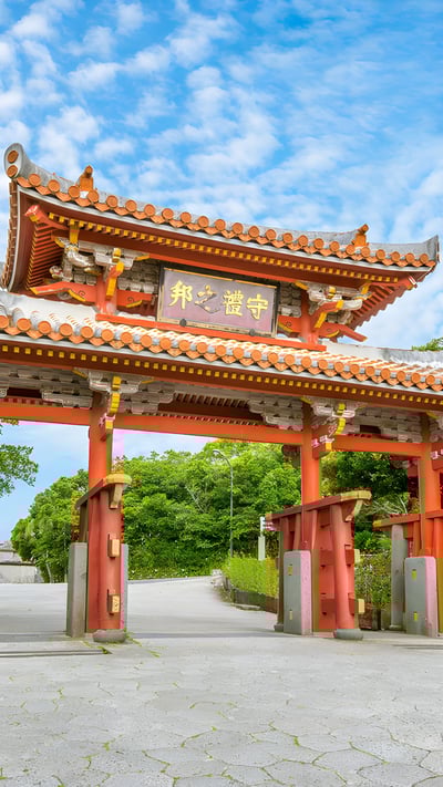 首里城の守礼門, 沖縄県 那覇市 (© Richie Chan/Shutterstock) mobile wallpaper