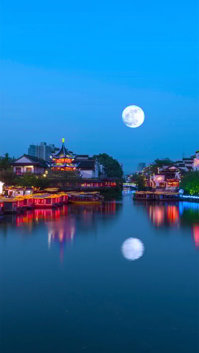 「秦淮河の満月」中国, 南京 (© zyxeos30/Getty Images) mobile wallpaper