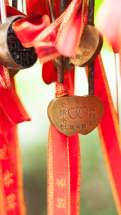 【今日七夕】Love locker on a red stripe hanging in a temple in Chengdu, China © Philippe LEJEANVRE/Getty Images mobile wallpaper