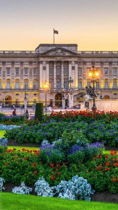 Buckingham Palace in London, England (© Pajor Pawel/Shutterstock) mobile wallpaper