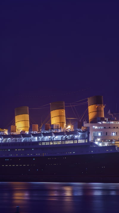 Night view of the RMS Queen Mary, Long Beach, California (© Kit Leong/Shutterstock) mobile wallpaper