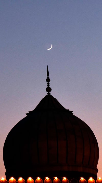 Crescent moon behind the Jama Masjid, New Delhi (© Vipin Kumar/Hindustan Times via Getty Images) mobile wallpaper