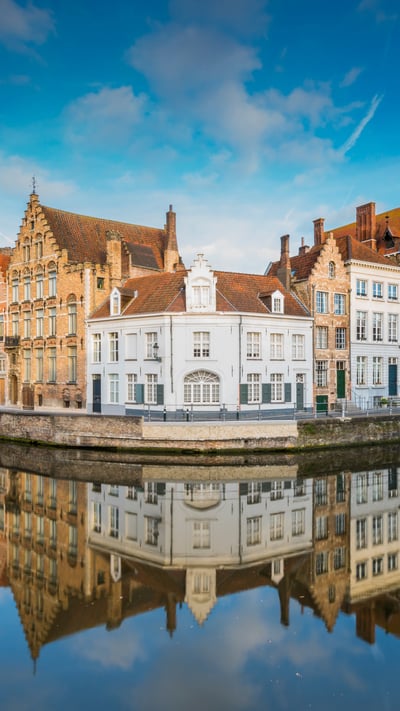 Bâtiments se reflétant sur les canaux de Bruges, Belgique (© francesco vaninetti/robertharding) mobile wallpaper