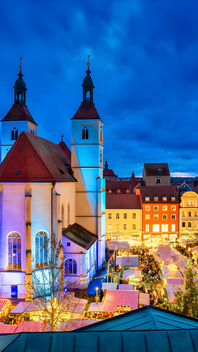 Weihnachtsmarkt in Regensburg, Bayern (© Harald Nachtmann/Getty Images) mobile wallpaper