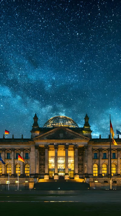 Der Reichstag unter einem Sternenhimmel, Berlin (© MarioGuti/Getty Images) mobile wallpaper
