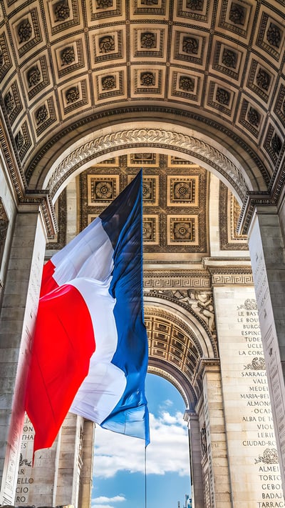 Drapeau français sous l’Arc de Triomphe, Paris, France (© Wiliam Perry/Alamy Stock Photo) mobile wallpaper