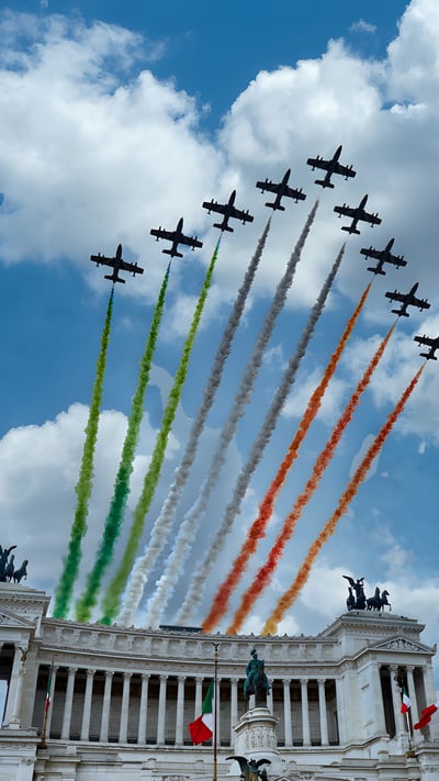 Festa della Repubblica Italiana, Vittoriano, Piazza Venezia, Roma (© canbedone/iStock/Getty Images Plus) mobile wallpaper