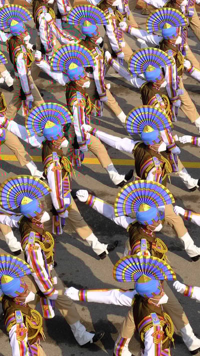 Indian Army soldiers march through the ceremonial Rajpath in New Delhi (© T. Narayan/Getty Images) mobile wallpaper