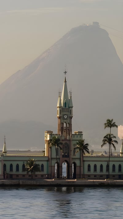 Palácio da Ilha Fiscal e Pão de Açúcar, Rio de Janeiro (© Rolf Richardson/Alamy Stock Photo) mobile wallpaper