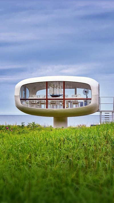 Former lifeguard station on the island of Rügen, Mecklenburg-Western Pomerania, Germany (© DR pics/Shutterstock) mobile wallpaper
