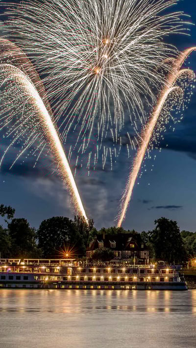 Feuerwerk in Speyer Rheinland-Pfalz (© Janny2/iStock/Getty Images Plus) mobile wallpaper