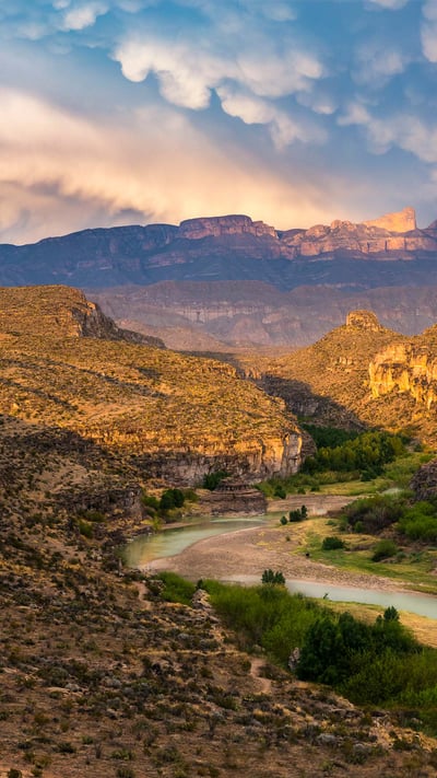 Rio Grande and Sierra del Carmen range in Big Bend National Park, Texas (© Grant Ordelheide/Tandem Stills + Motion) mobile wallpaper