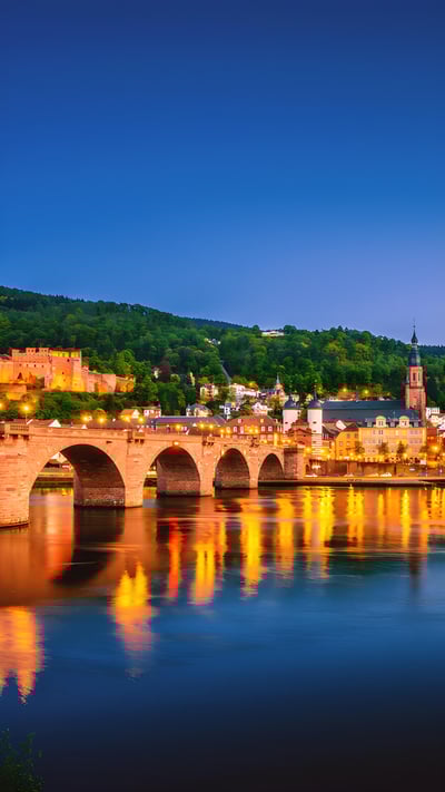 Blick über den Fluss Neckar auf das Stadtbild von Heidelberg, Baden-Württemberg (© Juergen Sack/Getty Images) mobile wallpaper