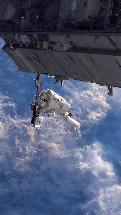 「2006年のISS船外活動」国際宇宙ステーション (© NASA) mobile wallpaper