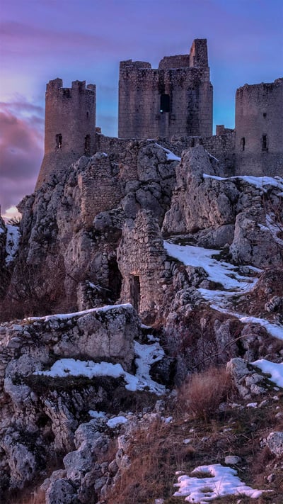 Rocca Calascio in Abruzzo, Italy (© Francesco Russo/eStock Photo) mobile wallpaper