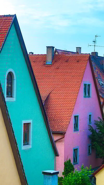 Bunte Häuserfassaden in Rothenburg ob der Tauber, Bayern, Deutschland (© Prisma by Dukas Presseagentur GmbH/Alamy Stock Photo) mobile wallpaper