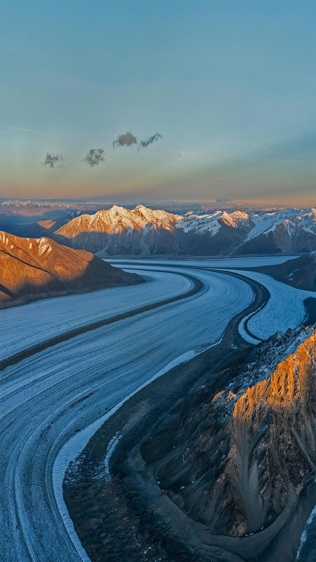 Saint Elias Mountains and Kaskawulsh Glacier in Kluane National Park and Reserve, Yukon, Canada (© Design Pics Inc/Alamy) mobile wallpaper