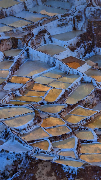 Salt ponds of Maras in Peru's Sacred Valley of the Incas (© Fotofeeling/Westend61 on Offset/Shutterstock) mobile wallpaper