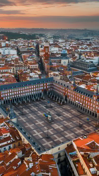 Plaza Mayor de Madrid, España (© Songquan Deng/Shutterstock) mobile wallpaper