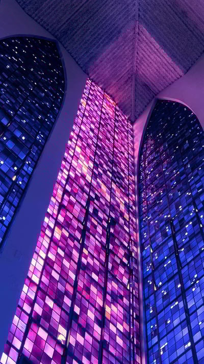 Detalhe de vitrais do Santuário Dom Bosco, em Brasília-DF (© Rafael Serathiuk/Shutterstock); mobile wallpaper