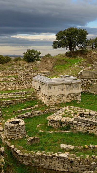 Heiligtumsmauern und Brunnen von Troja VI in der archäologischen Fundstätte bei Hisarlık, Türkei (© Reimar/Adobe Stock) mobile wallpaper