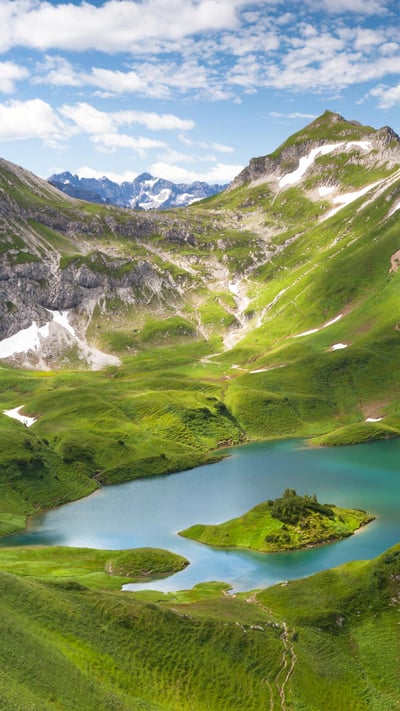 巴伐利亚州Schrecksee湖的全景图,德国 (© wingmar/E+/Getty Images) mobile wallpaper